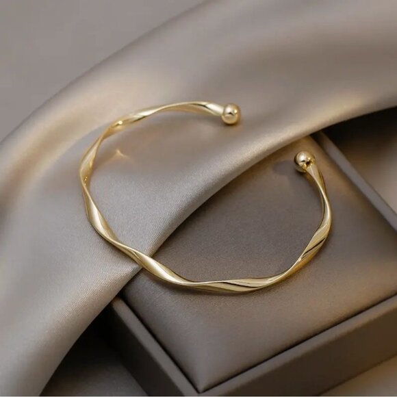 14K Gold Filled Bangle Bracelet - Picture 1 of 4